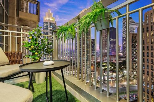 Burj Khalifa Views | Opera | 5 min from Dubai Mall - image 2