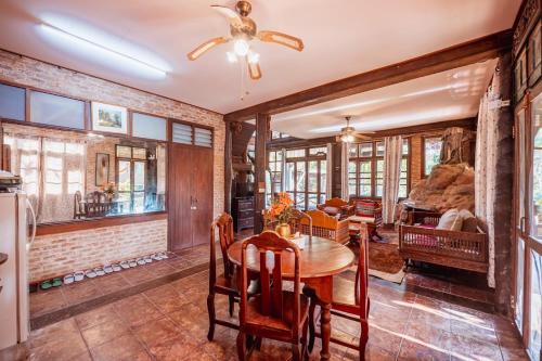 3 bedrooms, 5 beds
