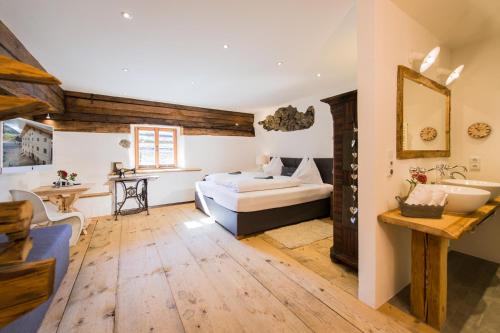 1 queen bed, 1 sofa bed