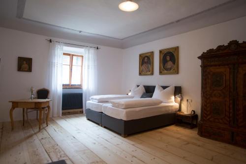 2 bedrooms, 3 beds