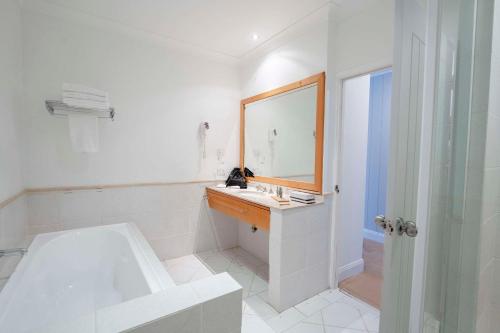 614489809 The Quarters, Ascend Hotel Collection