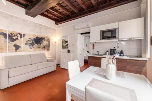 Spagna Apartment - Tap to explore photos