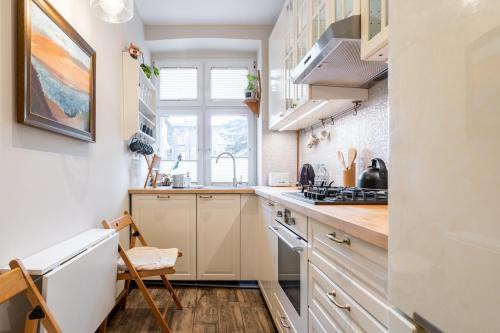 廚房, Nikiszowiec Stylish Apartment by BookingHost in 尼基斯佐維科