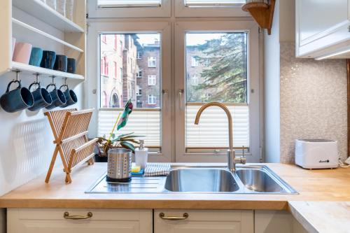 廚房, Nikiszowiec Stylish Apartment by BookingHost in 尼基斯佐維科