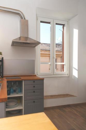 Elena's Apartment - Piramide Metro Station, Rome (photo 8)