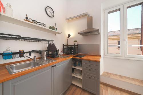 Elena's Apartment - Piramide Metro Station, Rome (photo 6)