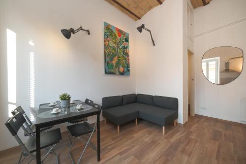 Elena's Apartment - Piramide Metro Station, Rome (photo 3)