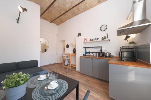 Elena's Apartment - Piramide Metro Station, Rome (photo 5)