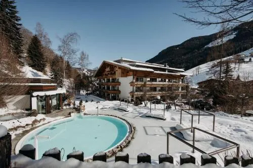 Familien- & Gartenhotel Theresia 4-Sterne Superior in Saalbach-Hinterglemm, Österreich