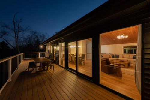 VIEWS, Hot Tub, Sauna, Theatre in Hales Location (NH)