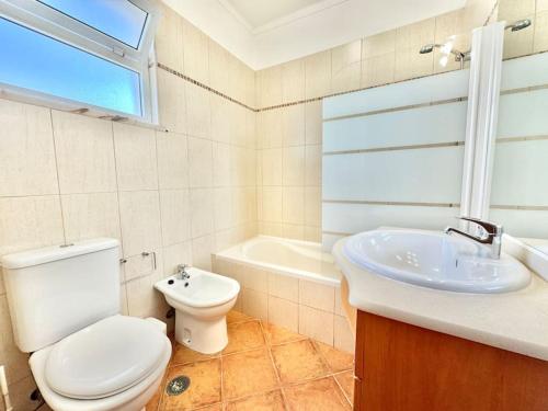 Direct Beach Access with Sea View, AC & WiFi, Quarteira (foto 9)