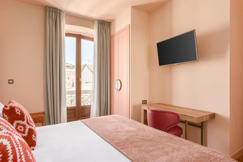 Deluxe Room image 10
