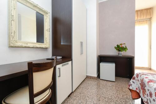 Standard Double or Twin Room with Balcony image 10