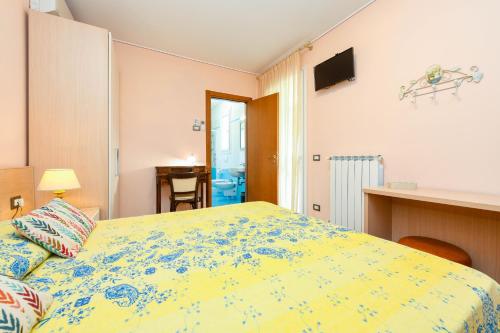 Standard Quadruple Room image 10