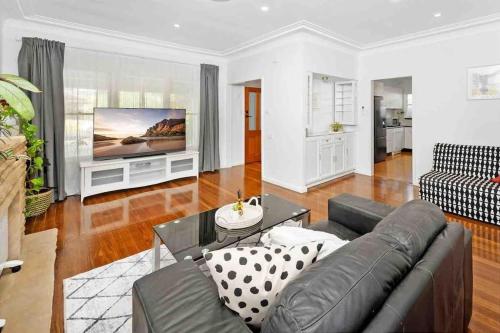 3-Bedroom House near Train Station with Netflix