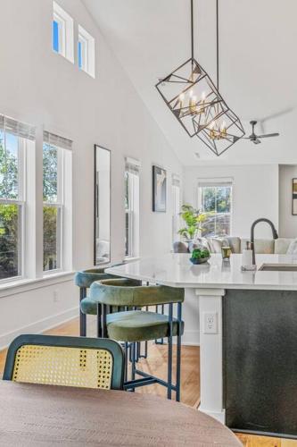 Konyha, Modern 4BR Retreat in Uptown! near Történelmi Rosedale-ültetvény