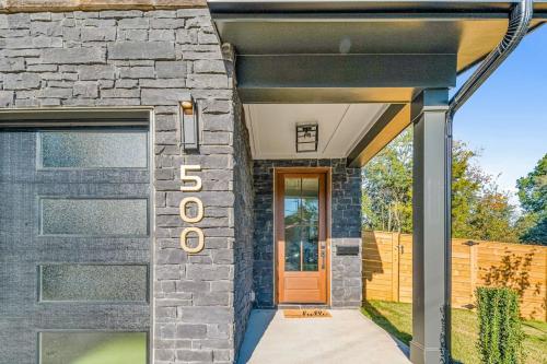 Bejárat, Modern 4BR Retreat in Uptown! near Történelmi Rosedale-ültetvény