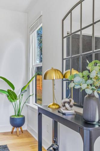 Bejárat, Modern 4BR Retreat in Uptown! near Történelmi Rosedale-ültetvény