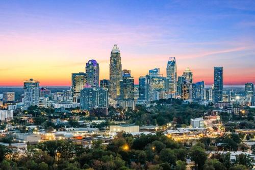 Modern 4BR Retreat in Uptown! near Történelmi Rosedale-ültetvény