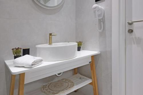 One-Bedroom Apartment image 1