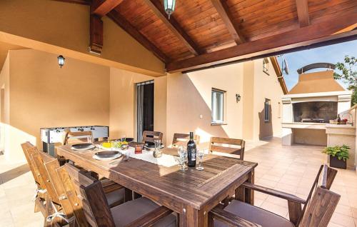 Balkons/terase, Casa Filipana for 8 people near Pula with private pool, sport activities & kids playground in Filipana