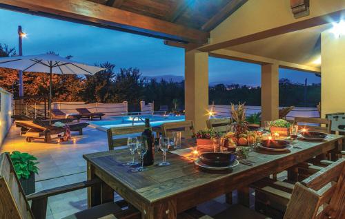 Balkons/terase, Casa Filipana for 8 people near Pula with private pool, sport activities & kids playground in Filipana