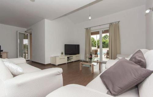 Koplietošanas atpūtas telpa ar TV, Casa Filipana for 8 people near Pula with private pool, sport activities & kids playground in Filipana