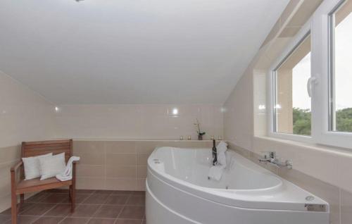 Vannas istaba, Casa Filipana for 8 people near Pula with private pool, sport activities & kids playground in Filipana