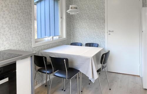кухня, 3 Bedroom Nice Home In Mjosundet in Mjosundet