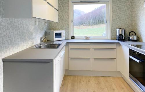 кухня, 3 Bedroom Nice Home In Mjosundet in Mjosundet