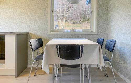 кухня, 3 Bedroom Nice Home In Mjosundet in Mjosundet