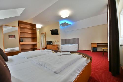 1 queen bed, 2 twin beds
