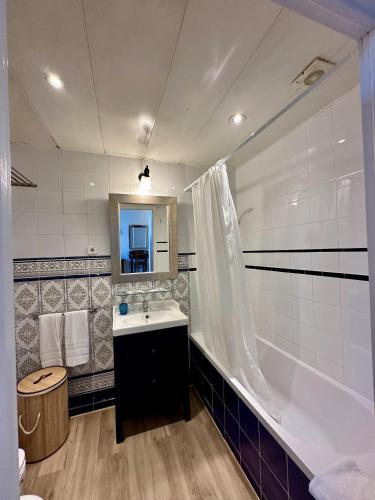 Quadruple Room with Balcony image 3