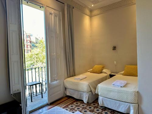 Quadruple Room with Balcony image 2