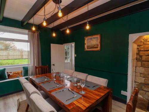 Exterior view, Atlanta in High Hawsker