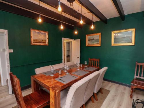 Exterior view, Atlanta in High Hawsker