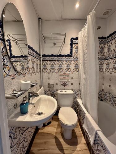 Double Room with Balcony image 10