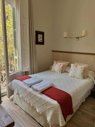 Double Room with Balcony room in Casa Consell Gran Via Guest House
