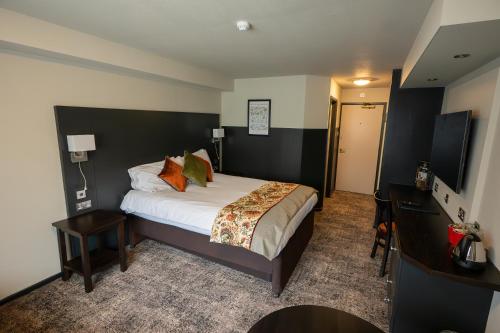 1 double bed, 2 twin beds