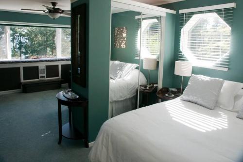 Oceanview Guest Suite with Large 2 Person Soaker Tub in Nanoose Bay, Canada