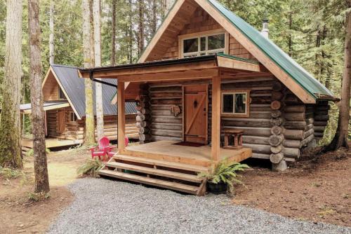 Slow-Go Log Cabin in the Woods with Cozy Woodstove in Qualicum Beach, Canada