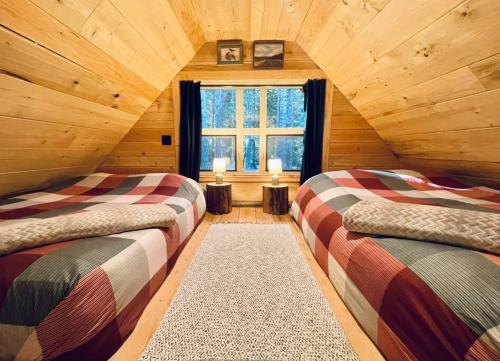 Slow-Go Log Cabin in the Woods with Cozy Woodstove in Qualicum Beach, Canada