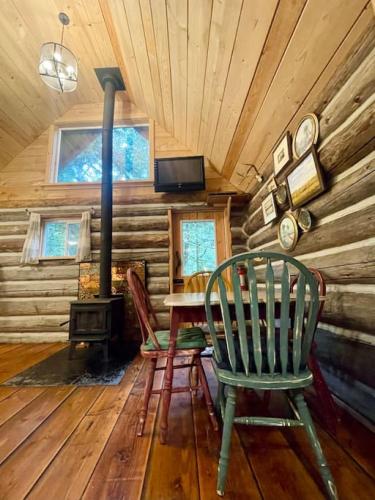 Slow-Go Log Cabin in the Woods with Cozy Woodstove in Qualicum Beach, Canada