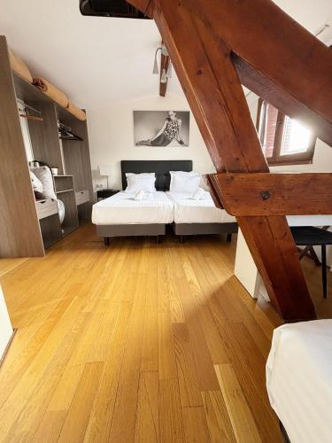 1 queen bed, 2 twin beds