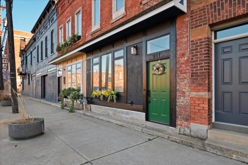 NEW! Luxury Townhome Walkable to everything Downtown Toledo has to offer! in Toledo, USA