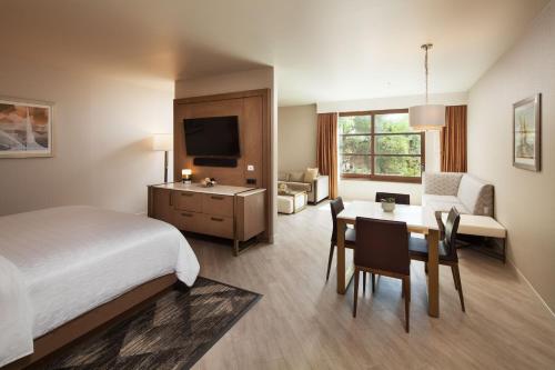614558822 Sheraton Redding Hotel at the Sundial Bridge