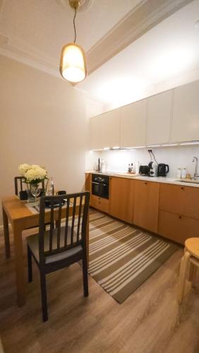 Konyha, Modern Boho Charm in Kallio, Walk to City Center in Vallila