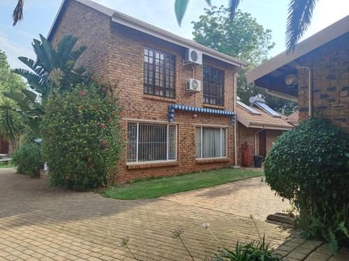 Vista exterior, Jolly Suites in Midrand