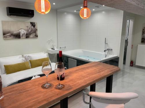 Jacuzzi Oasis & Romantic, near Acropolis, Athens