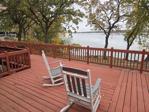 Luxury Family 5BR Lakefront private boat launch in Big Stone City